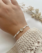 Perlenarmband in Weiß & Blume