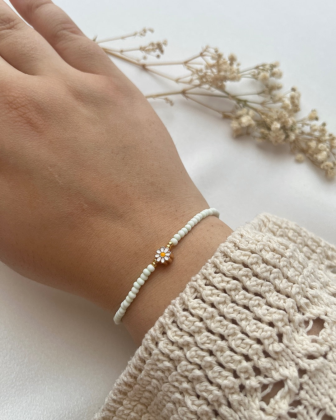 Perlenarmband in Mintgrün & Blume