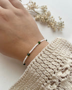 Perlenarmband in Weiß mit dunkelgrünen Kristallperlen