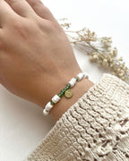 Perlenarmband aus weißen Heishi-Perlen, grünen Perlen & goldenem Tugra-Taler