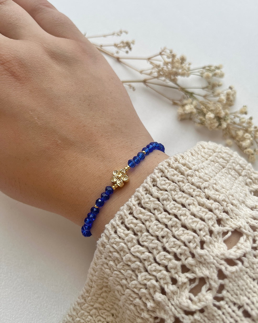 Perlenarmband in Dunkelblau & Blume