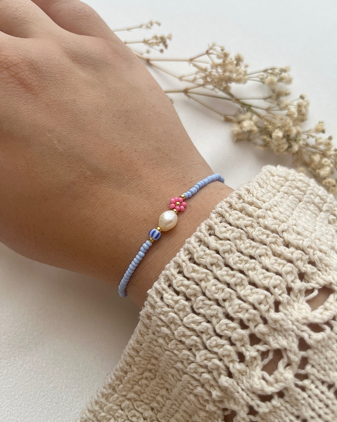 Perlenarmband mit Rosa Blume, Süßwasserperle & blauen Perlen