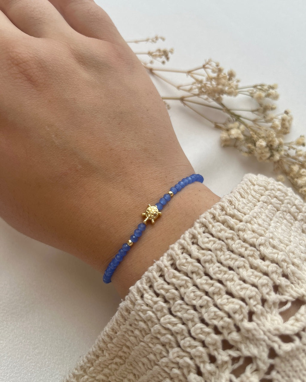 Perlenarmband in Dunkelblau & mini Schildkröte