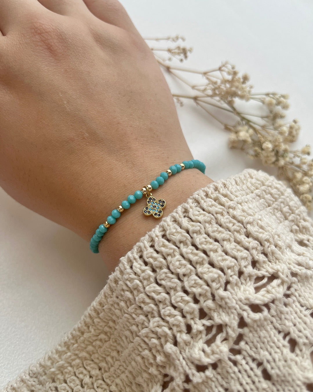 Perlenarmband in Türkis & Clover-Charm