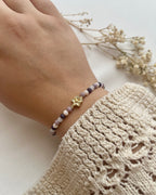 Perlenarmband in Lila & Weiß mit Blume