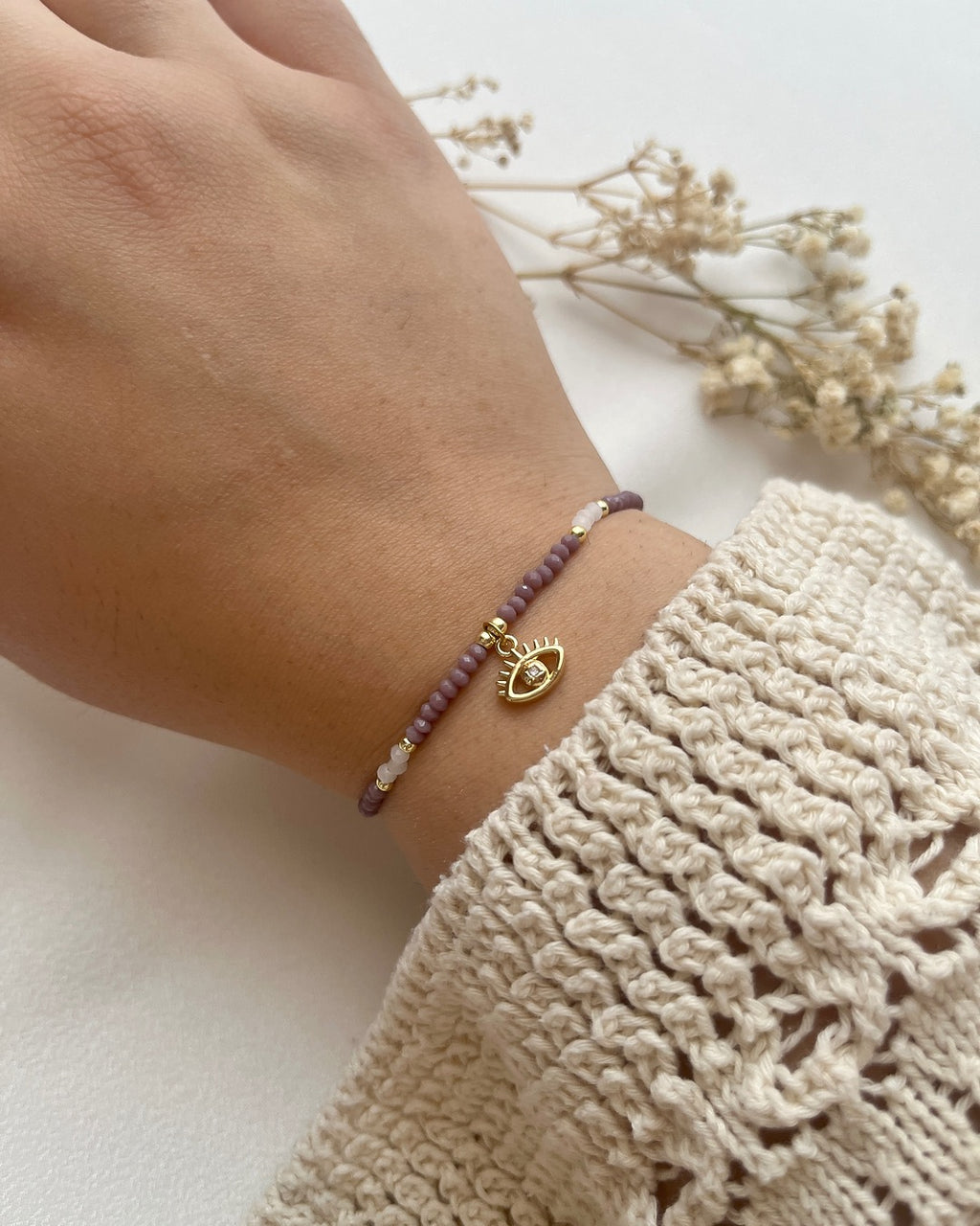 Armband in Lila & Weiß mit Auge-Charm