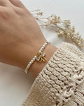 Perlenarmband in Weiß & Schleifen-Charm