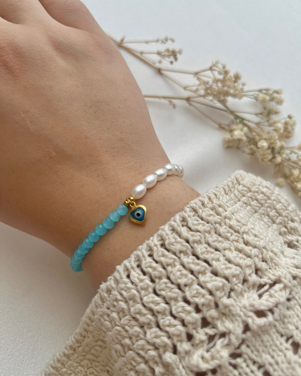 Perlenarmband in Blau & Weiß mit Nazar-Herz-Charm