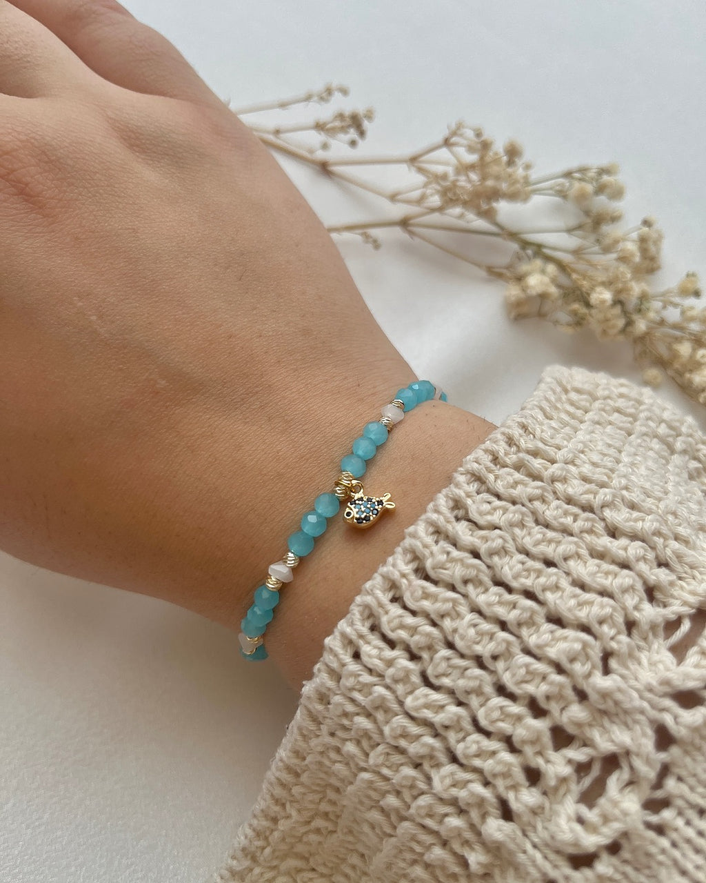 Perlenarmband in Blau & Weiß mit Fisch-Charm