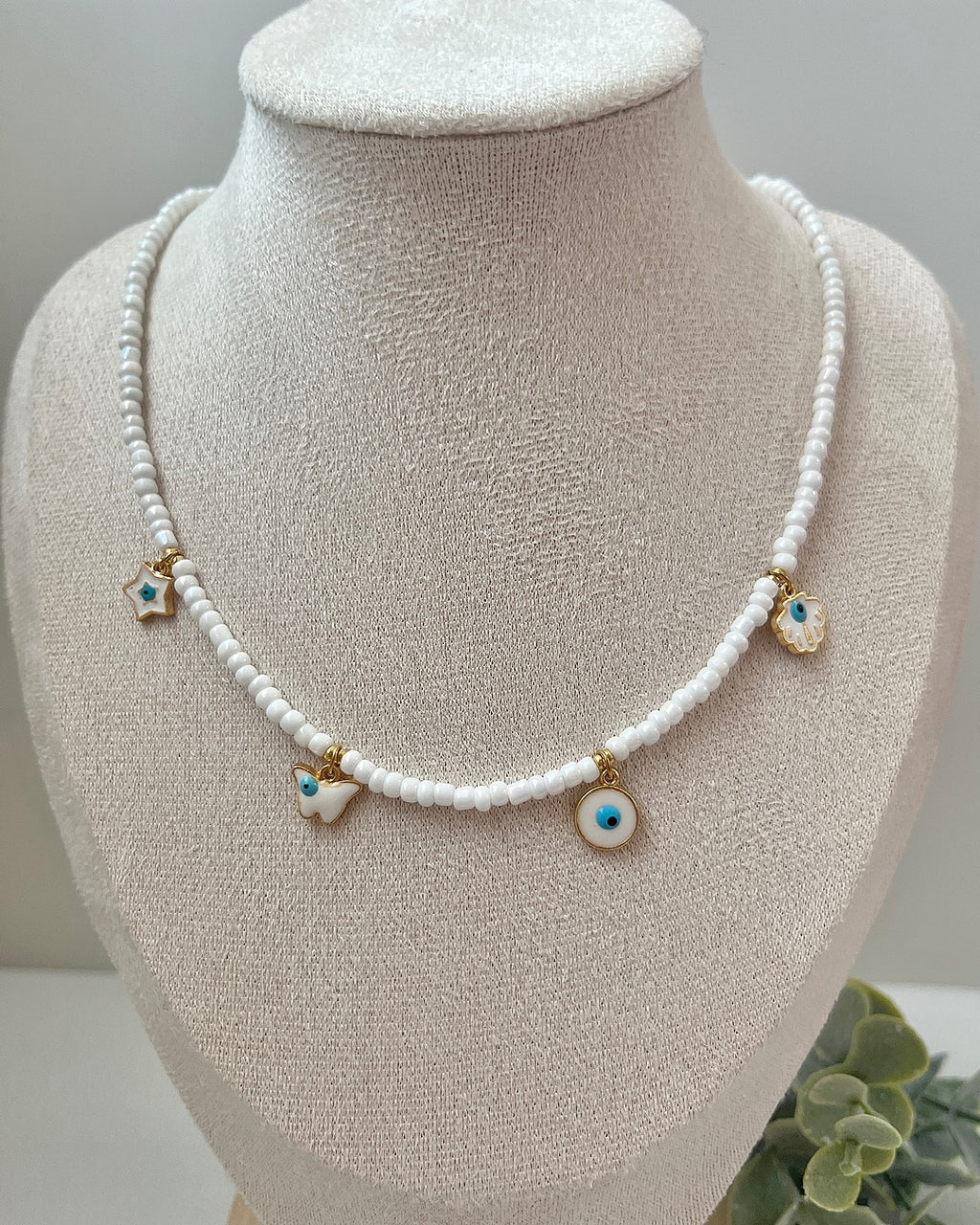 Halskette aus weißen Perlen & verschiedenen Charms
