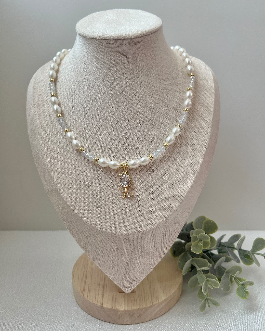 Halskette in Weiß & Tulpen-Charm
