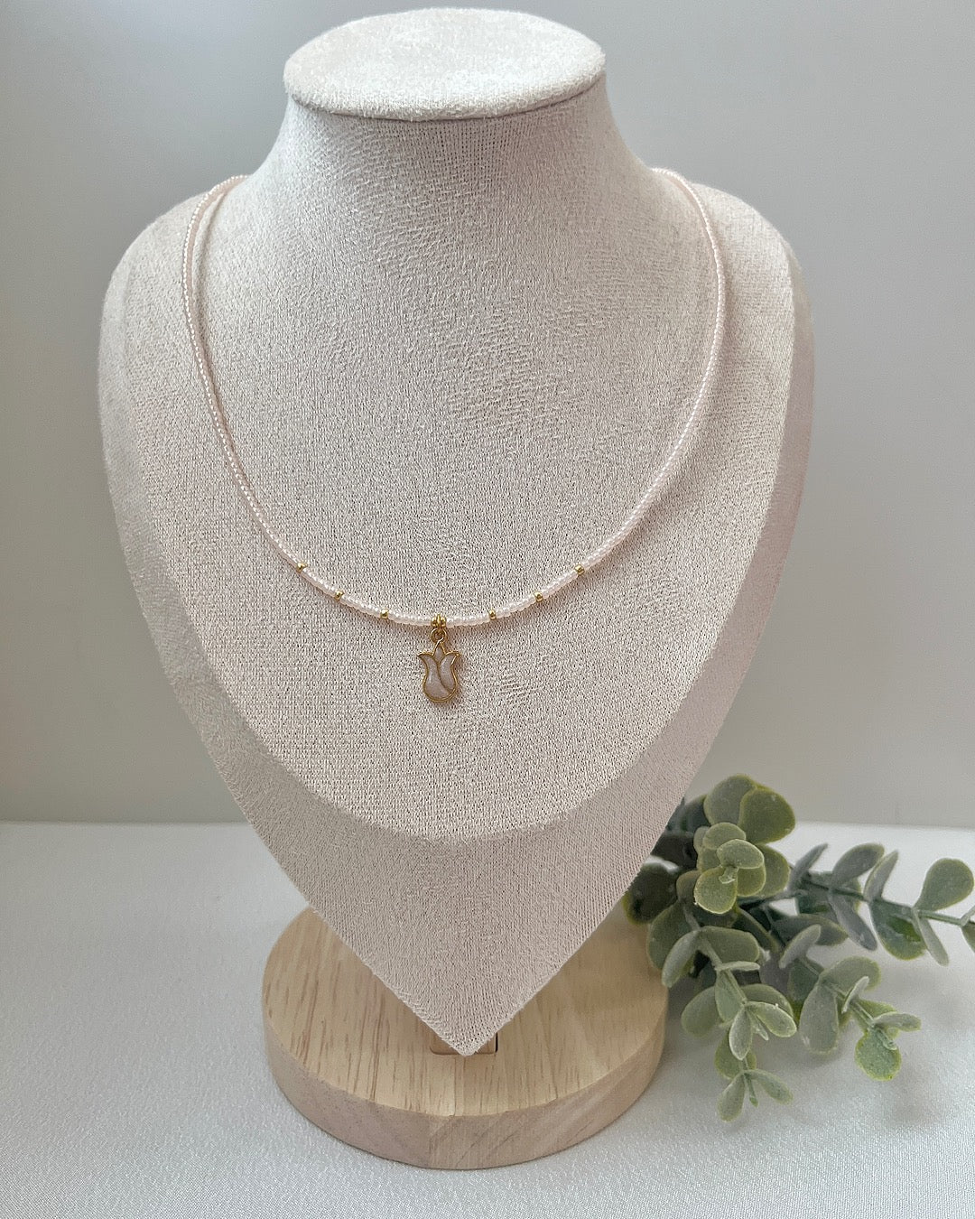 Halskette aus hellrosanen Miyuki-Perlen & Tulpen-Charm