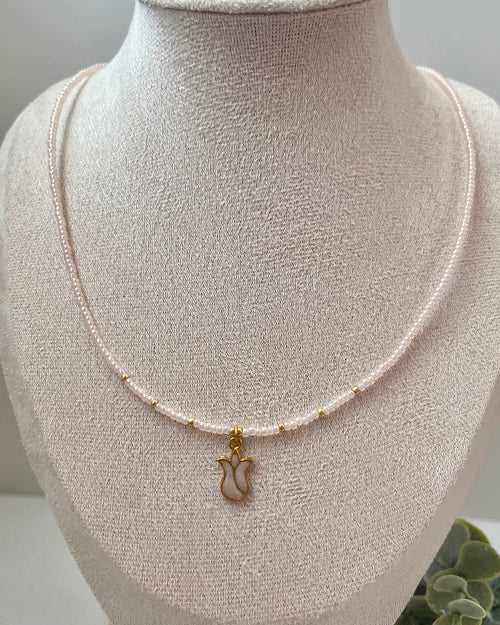 Halskette aus hellrosanen Miyuki-Perlen & Tulpen-Charm
