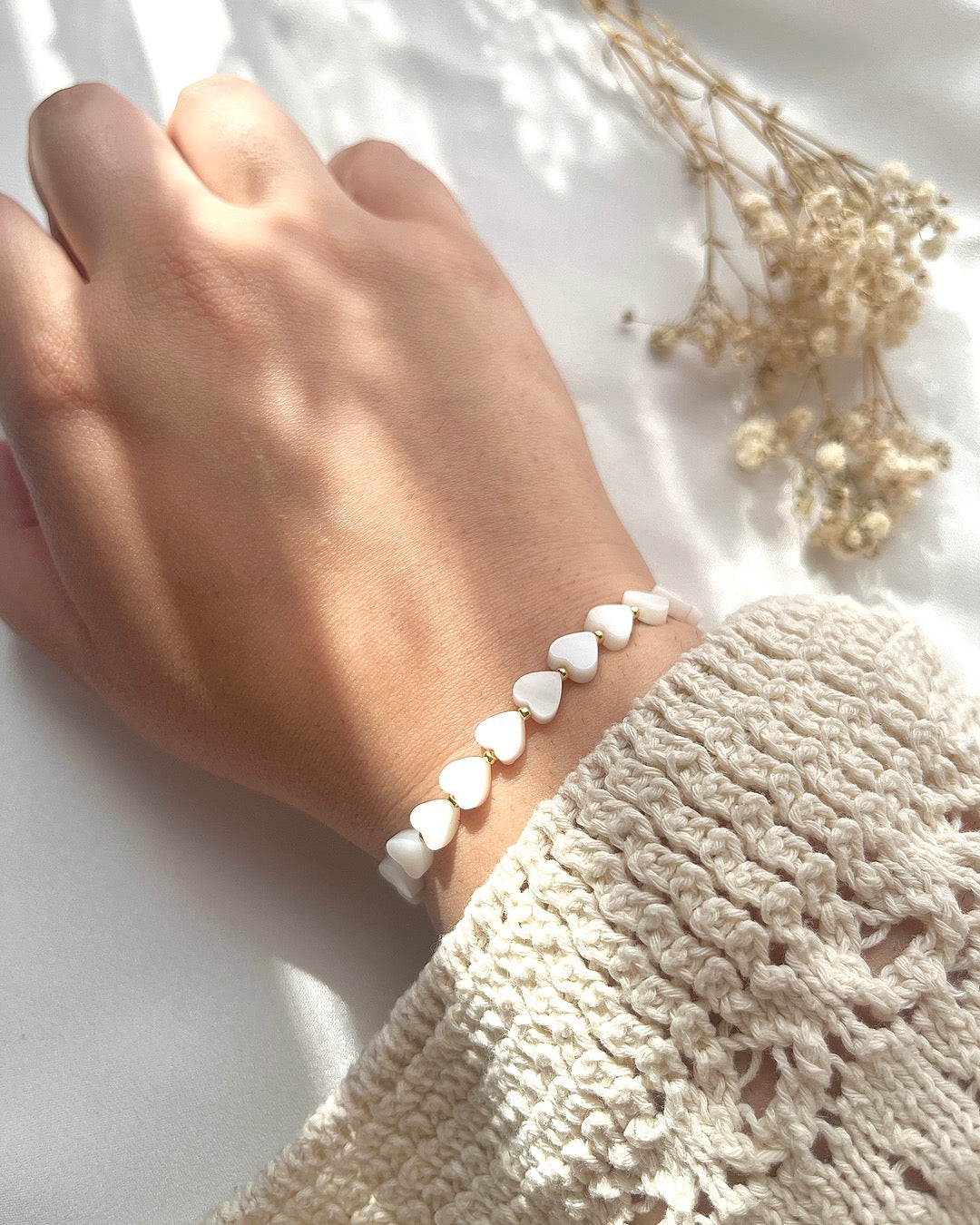 Perlenarmband aus Perlmutt-Herzen
