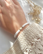 Personalisiertes Perlenarmband aus weißen Heishi-Perlen