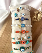 Makramee-Armbänder aus Perlen & Charms