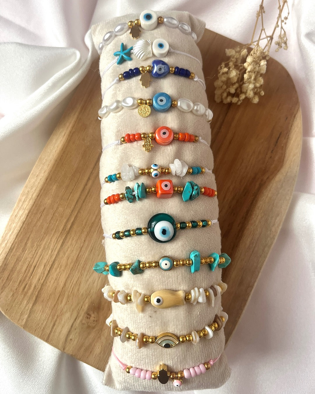 Makramee-Armbänder aus Perlen & Charms