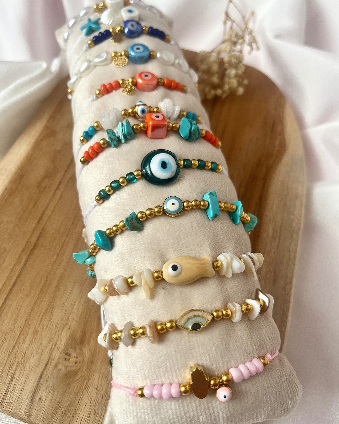 Makramee-Armbänder aus Perlen & Charms