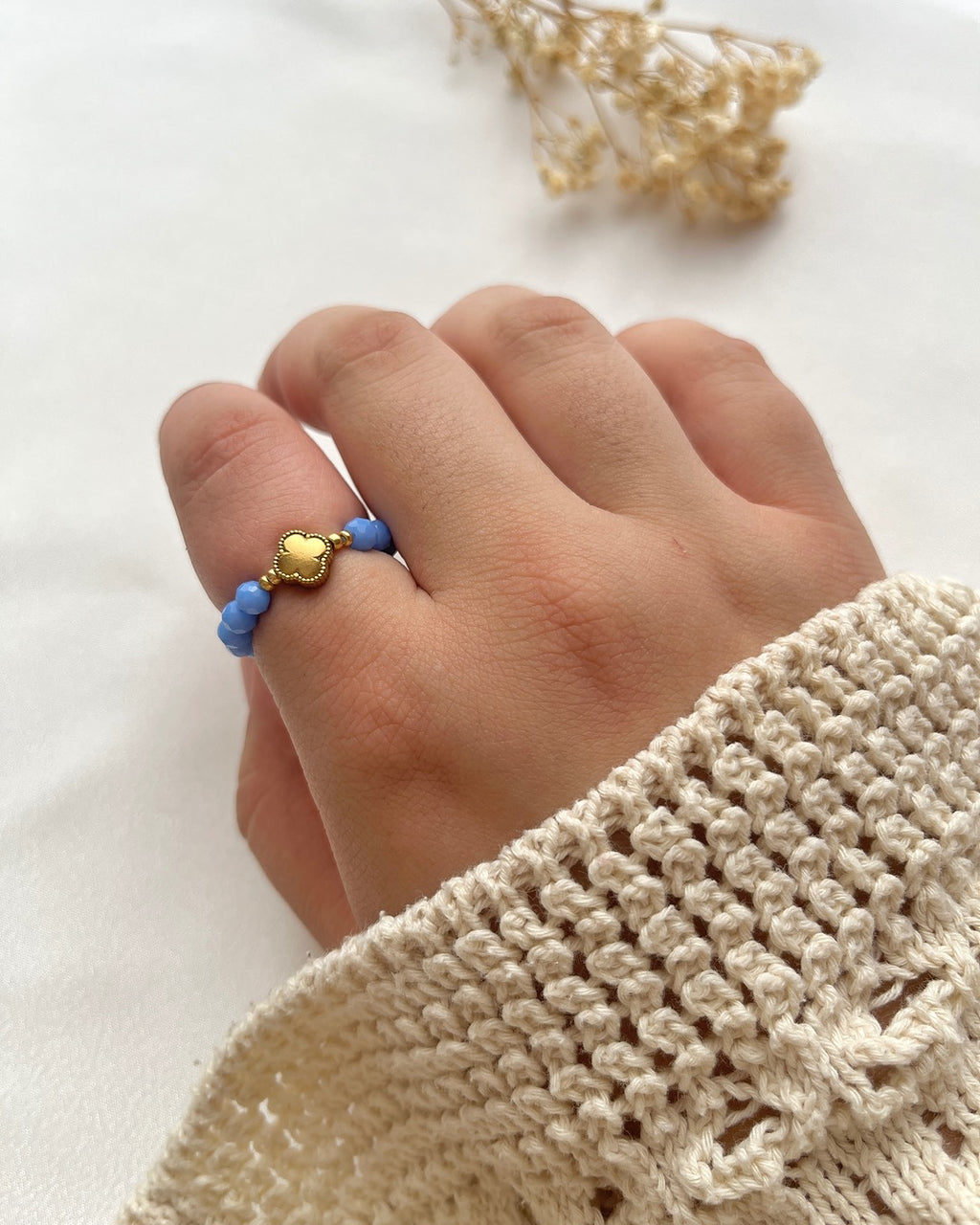 Perlenring aus blauen Perlen & Clover