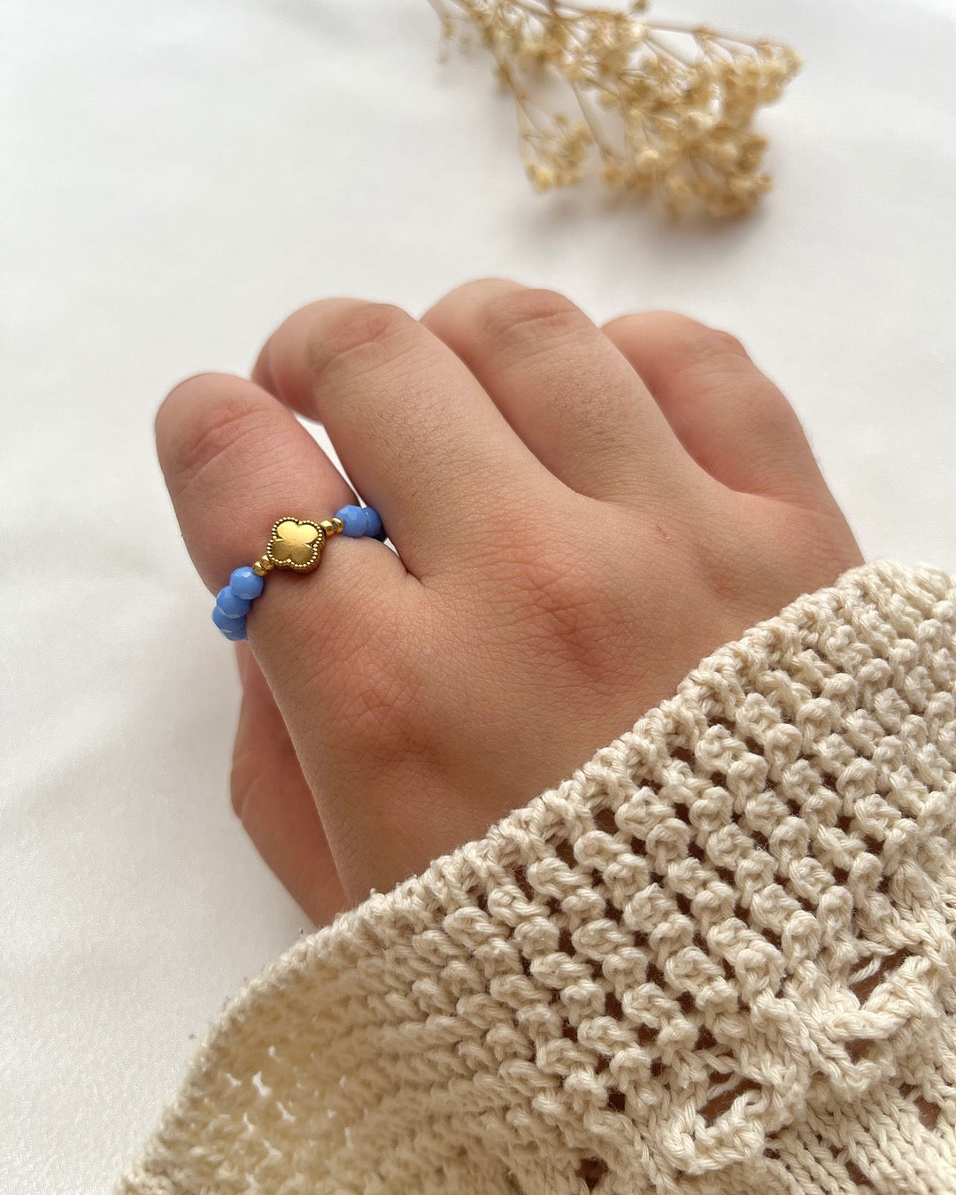 Perlenring aus blauen Perlen & Clover