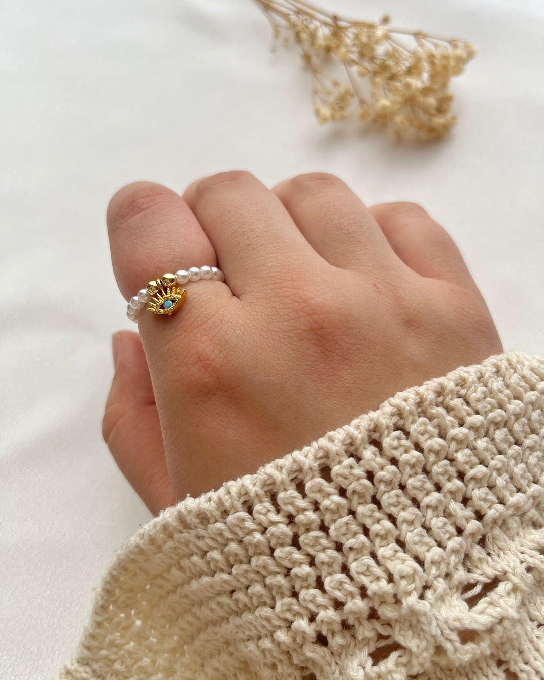 Perlenring aus weißen Glasperlen & Augen-Charm