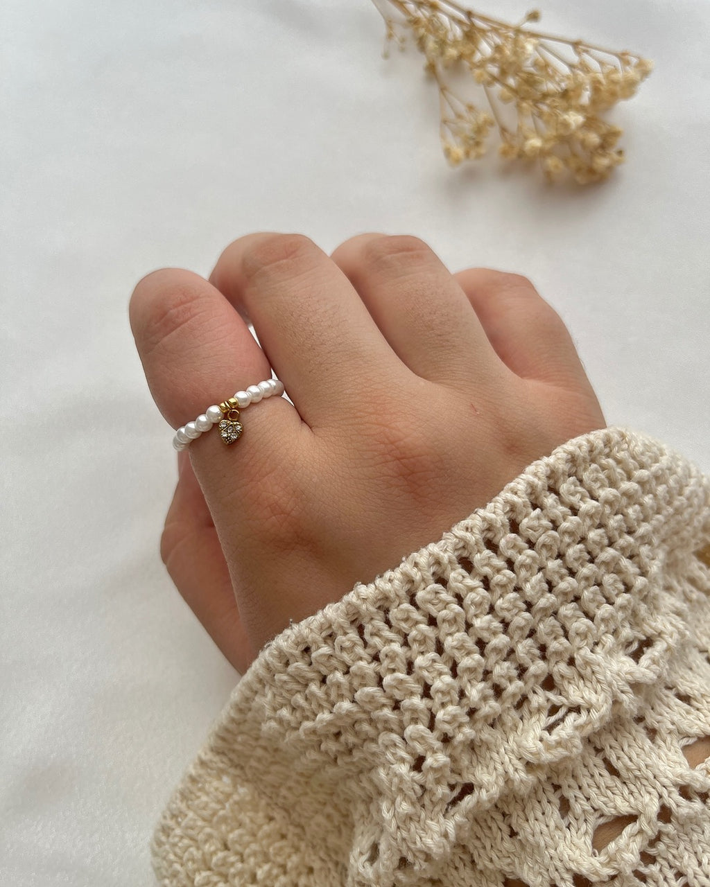 Perlenring aus weißen Glasperlen & Herz-Charm