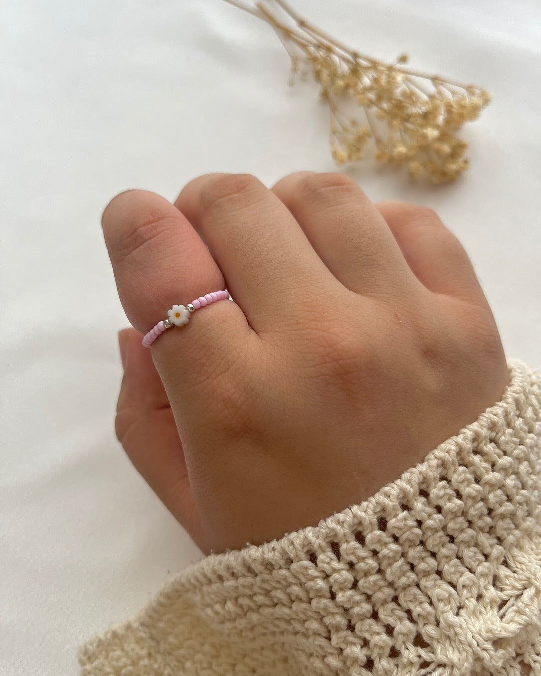 Perlenring in Rosa & einer Gänseblume mit Silberdetails