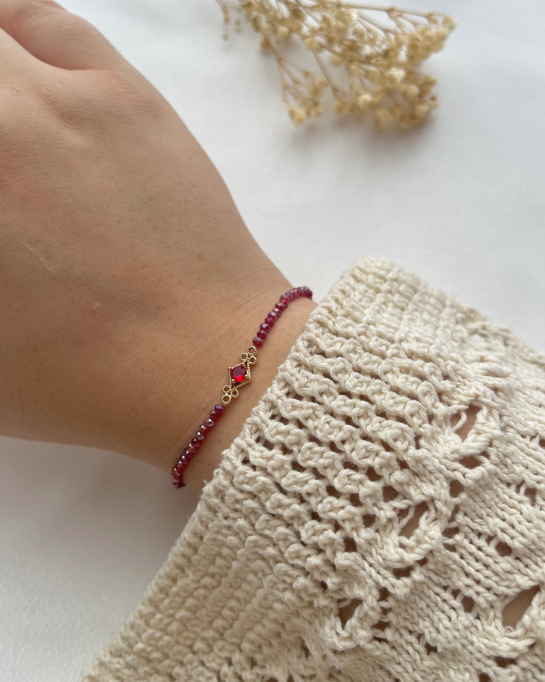 Perlenarmband in Dunkelrot & einem goldenen Verbinder