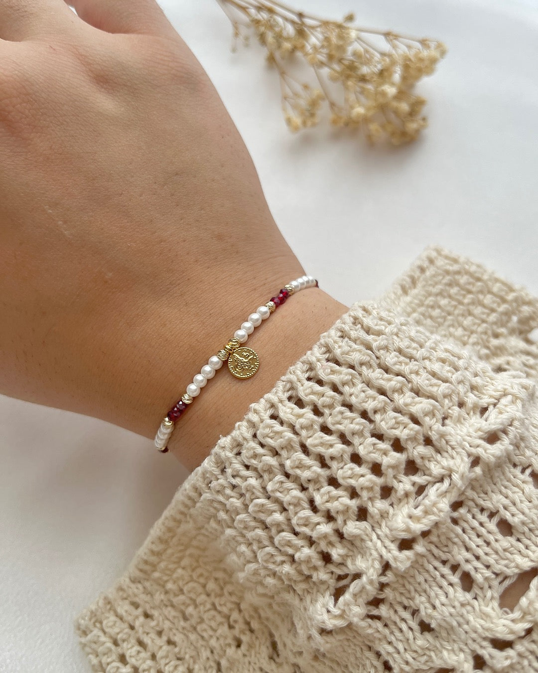 Perlenarmband aus weißen Glasperlen in vers. Farben & Tugra-Charm