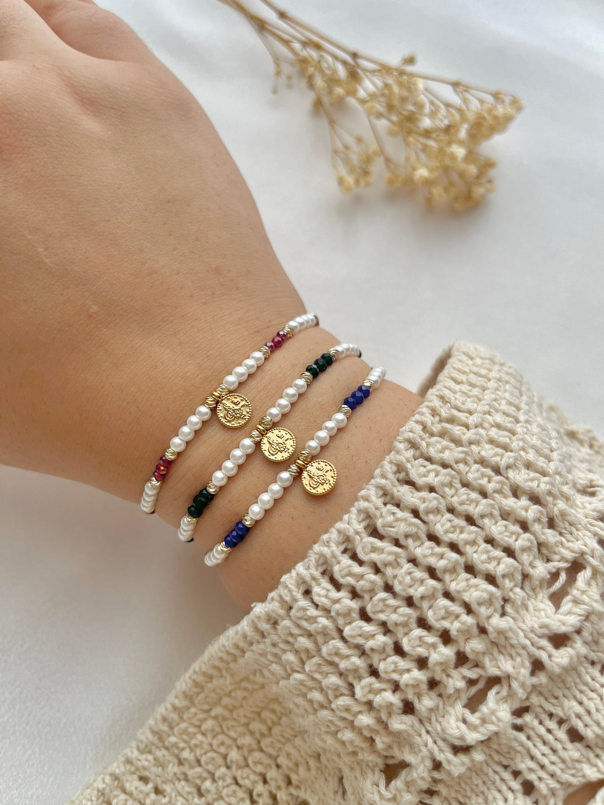 Perlenarmband aus weißen Glasperlen in vers. Farben & Tugra-Charm