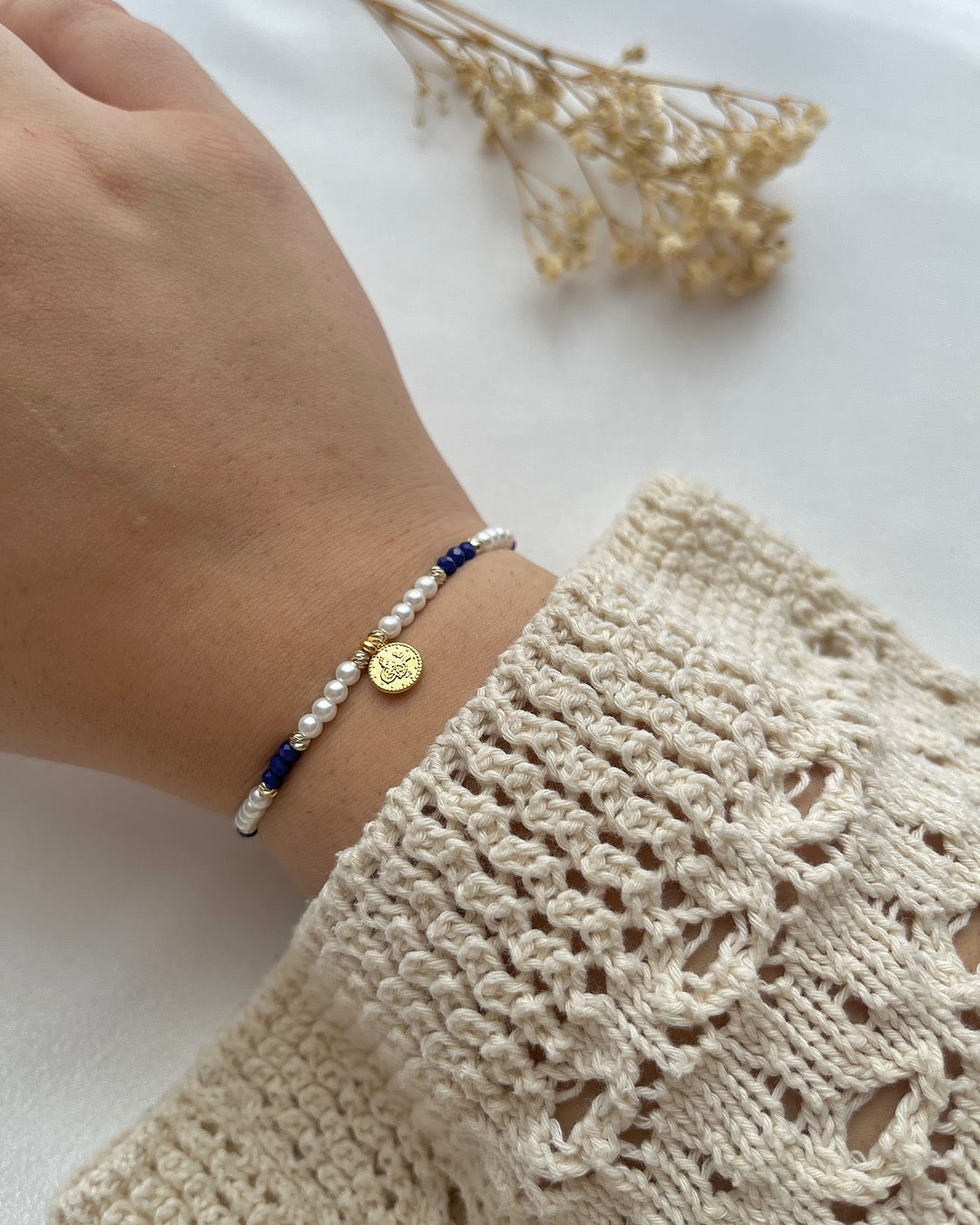 Perlenarmband aus weißen Glasperlen in vers. Farben & Tugra-Charm