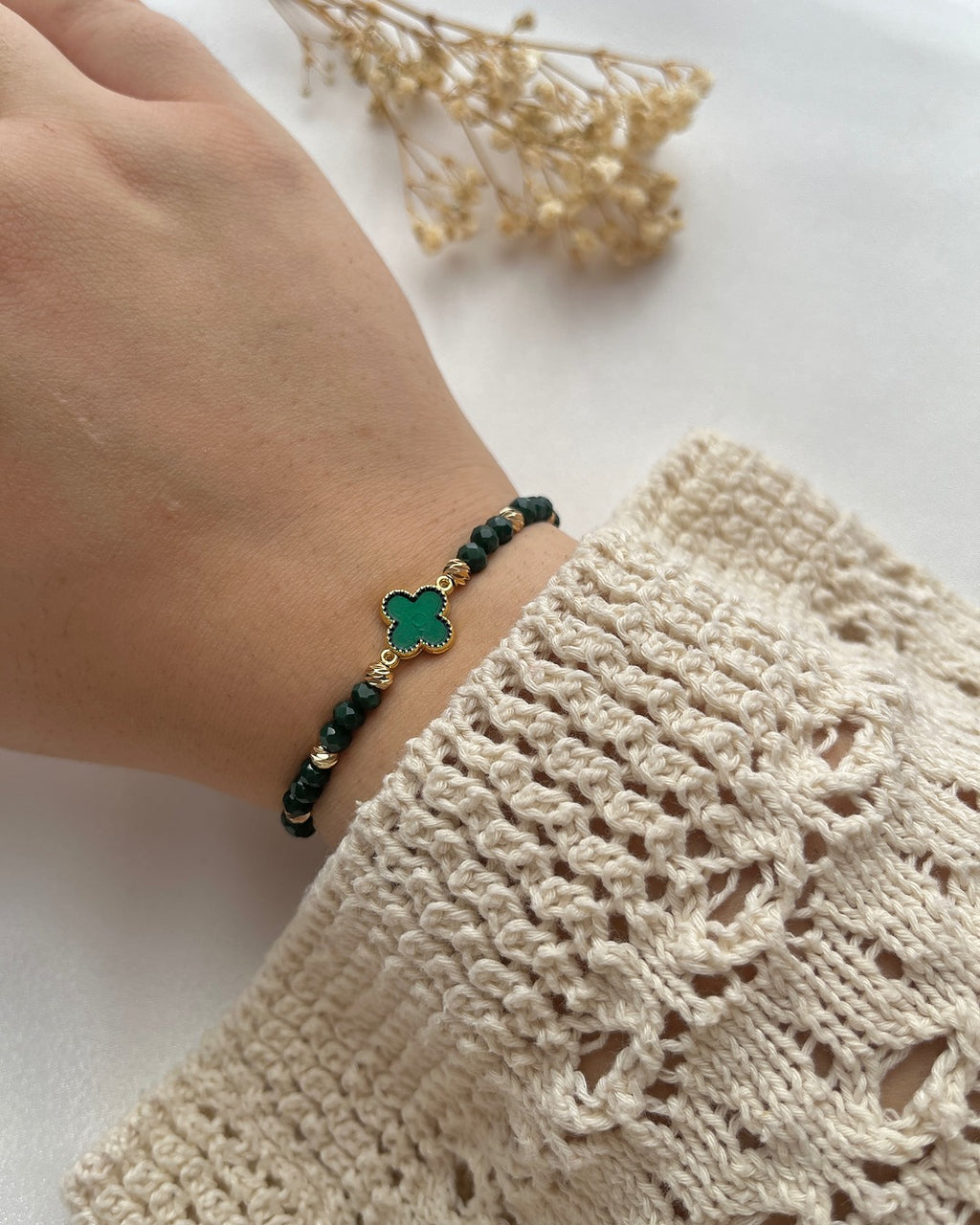 Perlenarmband in Smaragdgrün mit einem Clover & Dorikaperlen