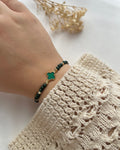 Perlenarmband in Smaragdgrün mit einem Clover & Dorikaperlen
