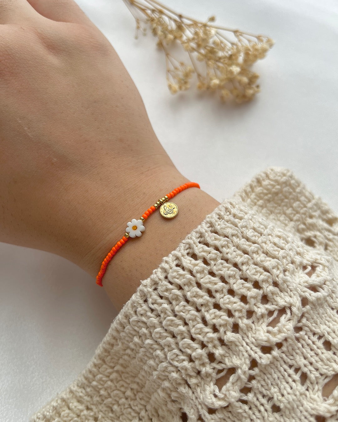 Perlenarmband in Orange mit einer Gänseblume & Tugra-Charm
