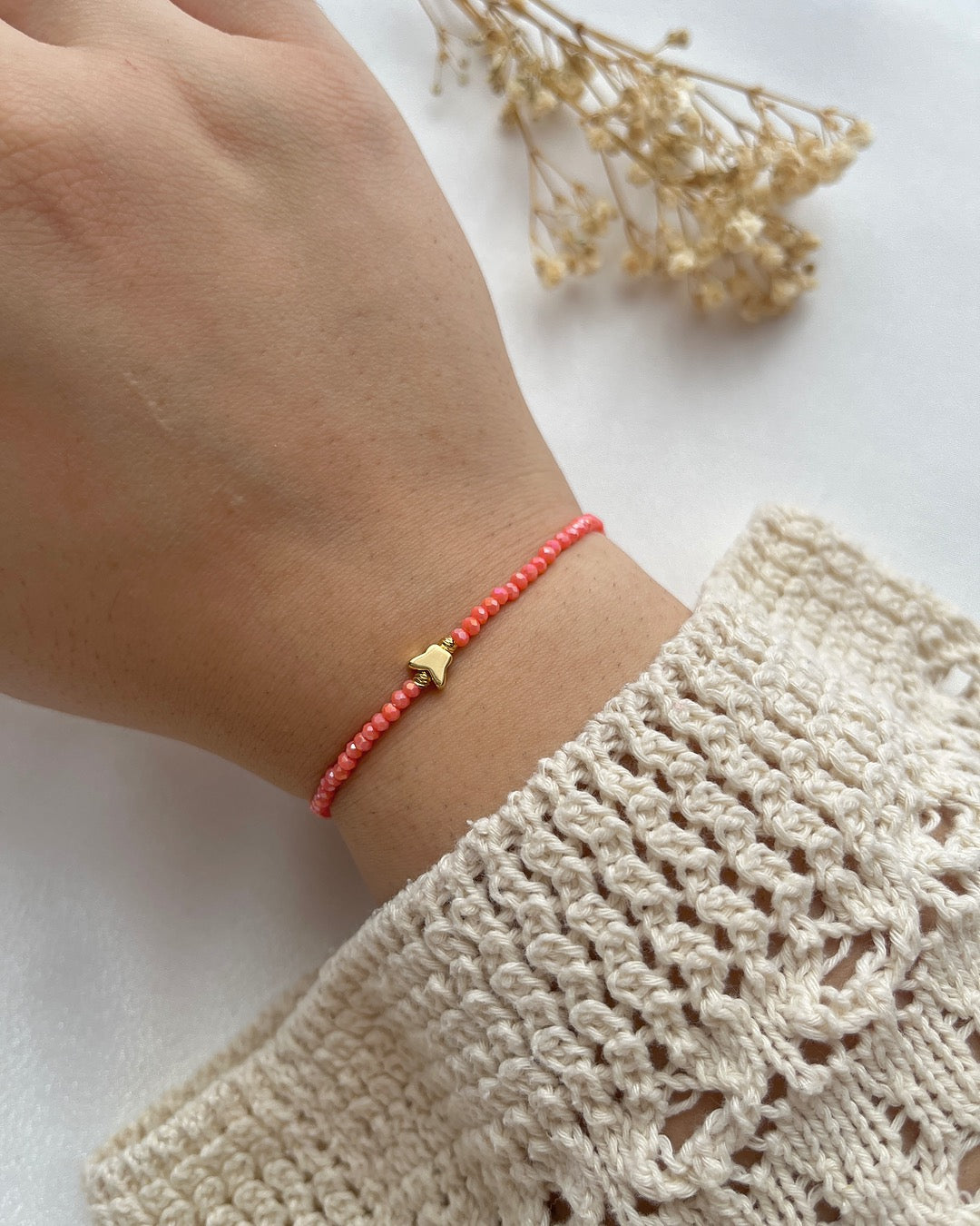Perlenarmband in Koralle & einem Schmetterling