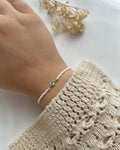Perlenarmband aus feinen weißen Perlen & Nazar