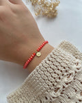 Perlenarmband in Koralle & einem Tugra-Charm