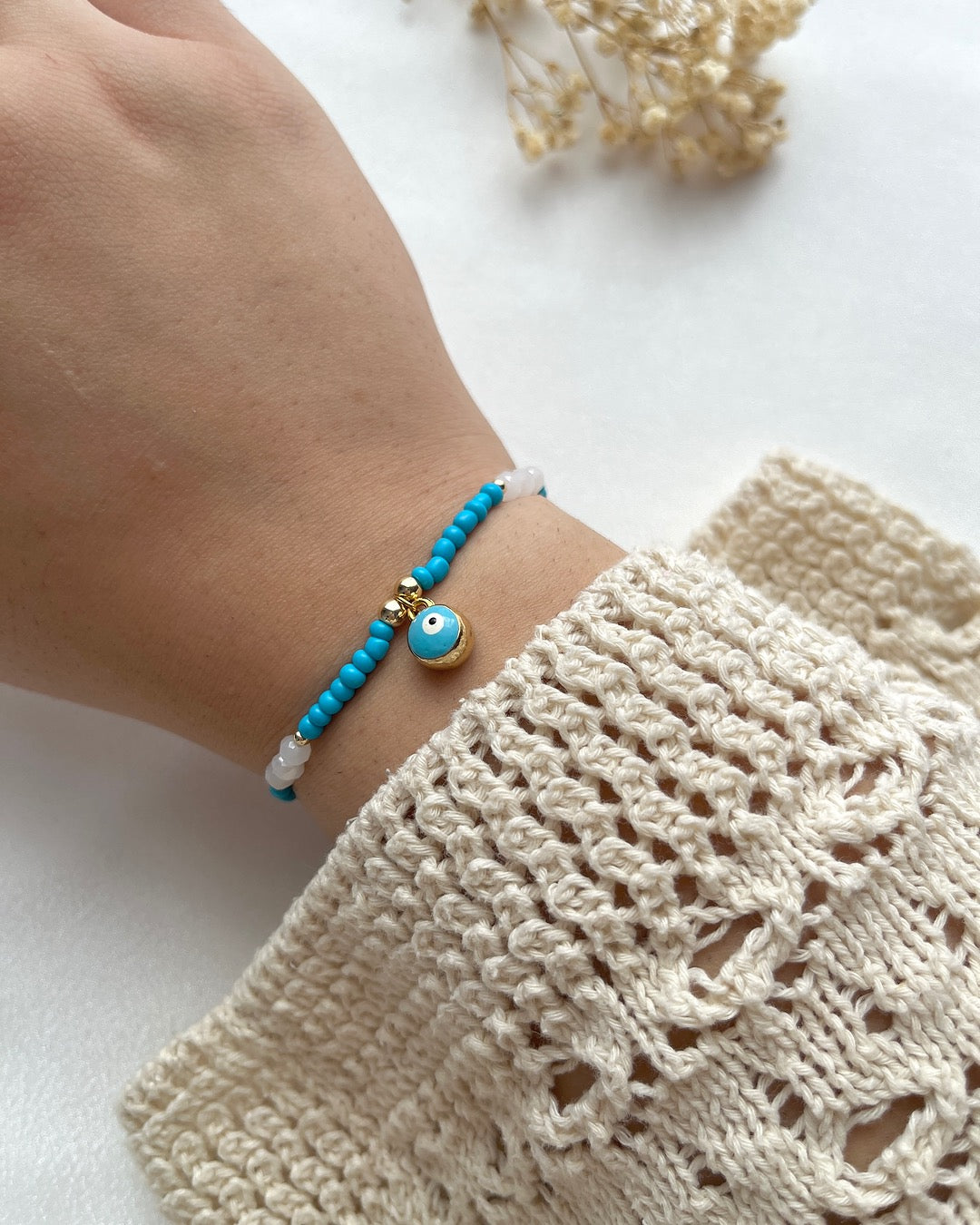 Perlenarmband in Blau & Weiß mit Nazar-Charm