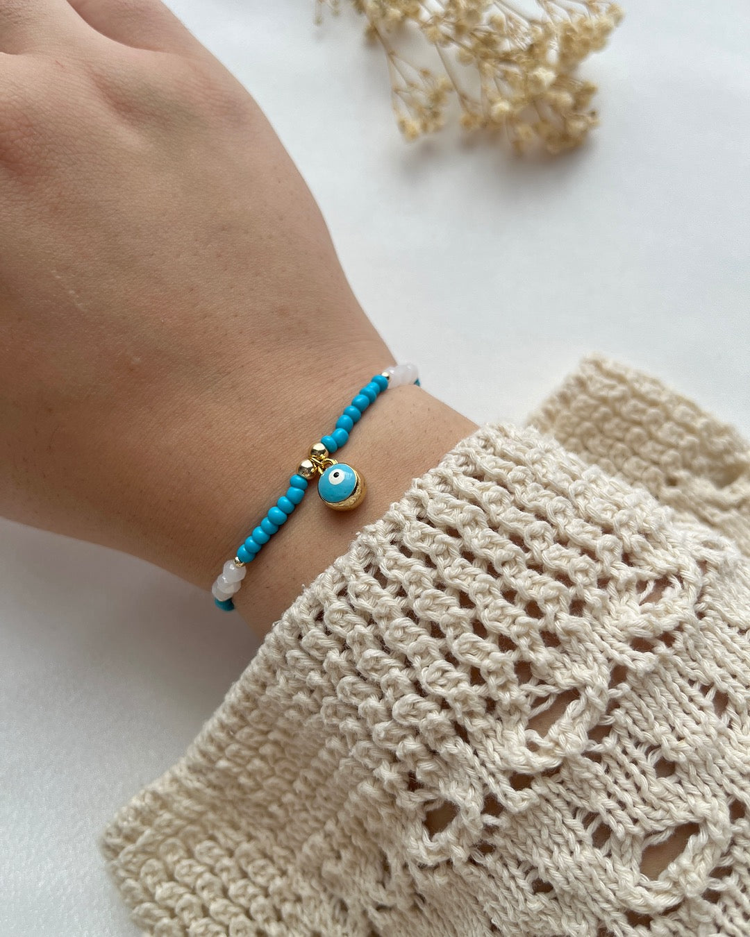 Perlenarmband in Blau & Weiß mit Nazar-Charm