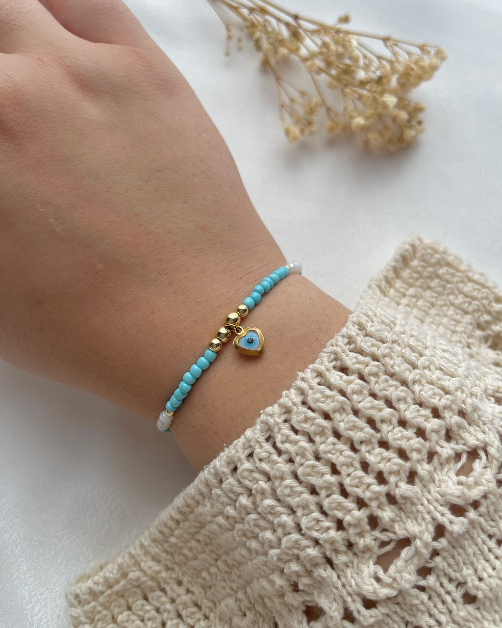 Perlenarmband in Hellblau & Nazar-Herz-Charm
