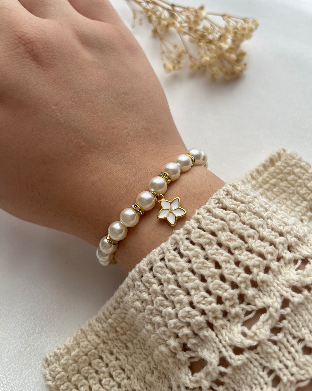 Perlenarmband aus Cremen Glasperlen & einem Blumen-Charm
