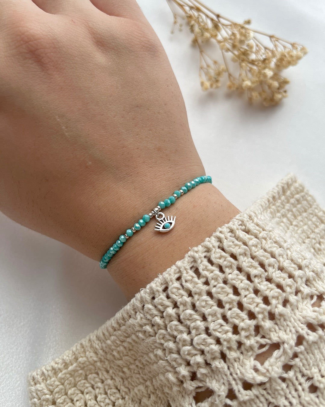 Perlenarmband in Türkis mit Auge-Charm
