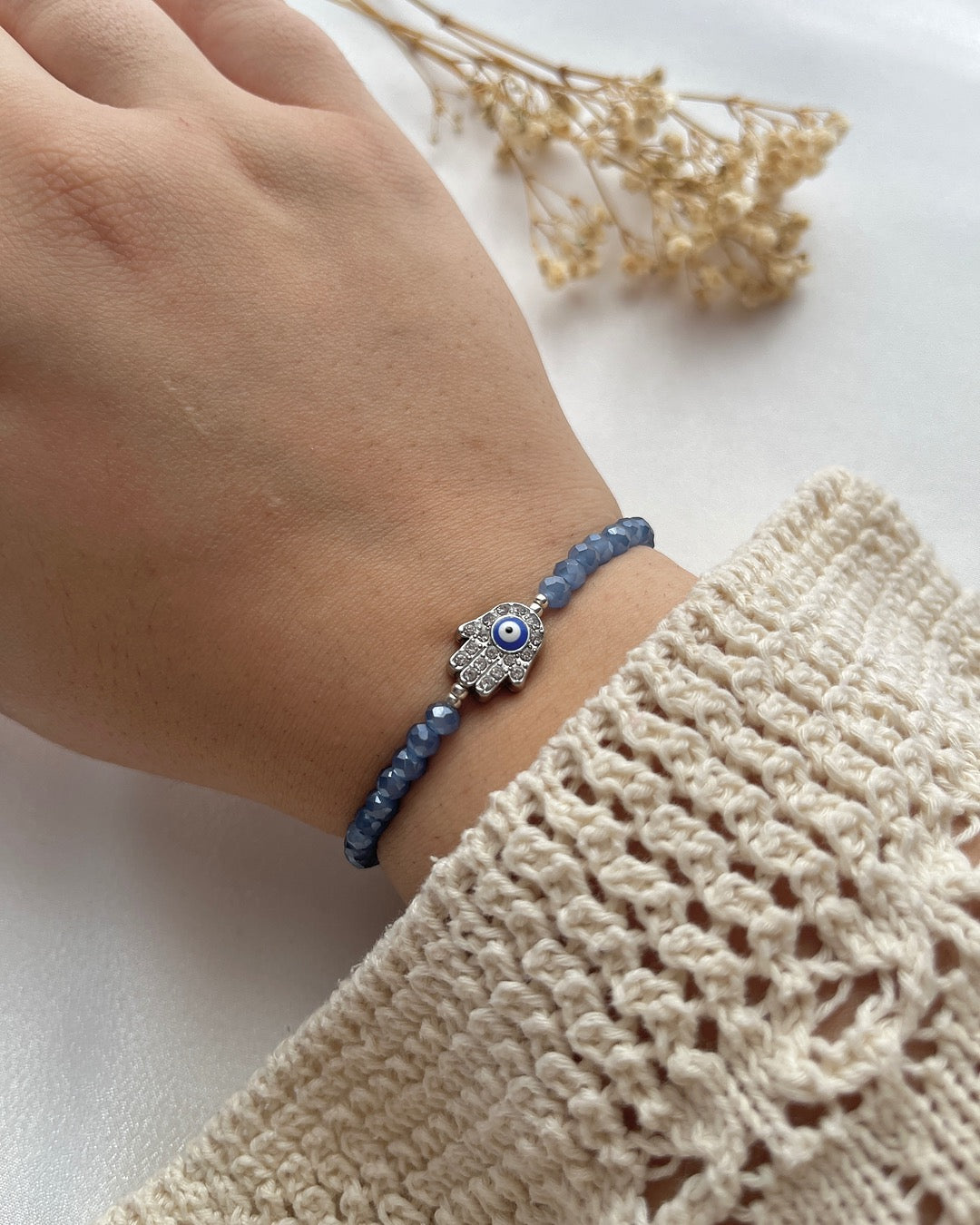 Perlenarmband in Blau & silberner Hamsa-Hand