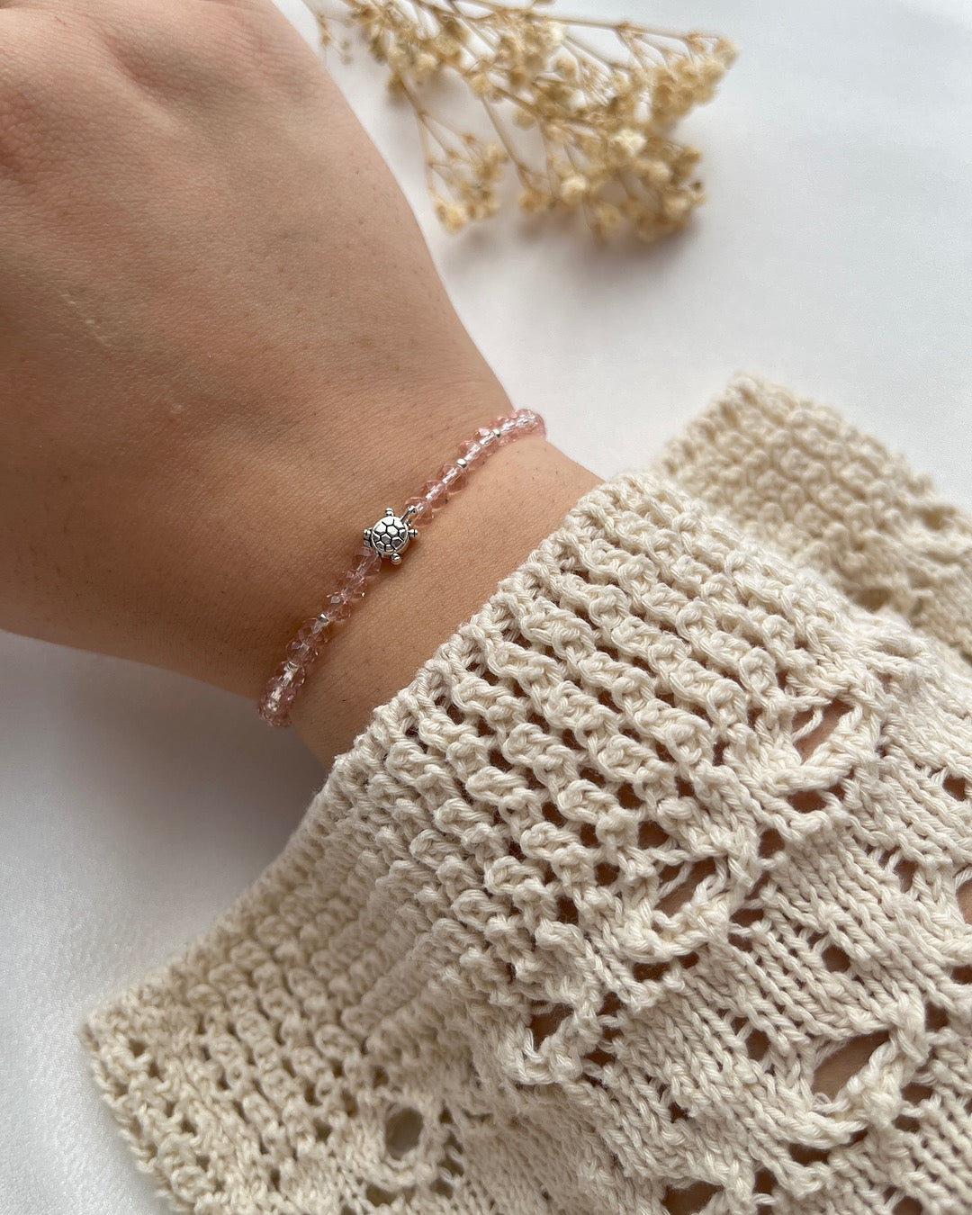 Perlenarmband in Rosa & silberner Schildkröte