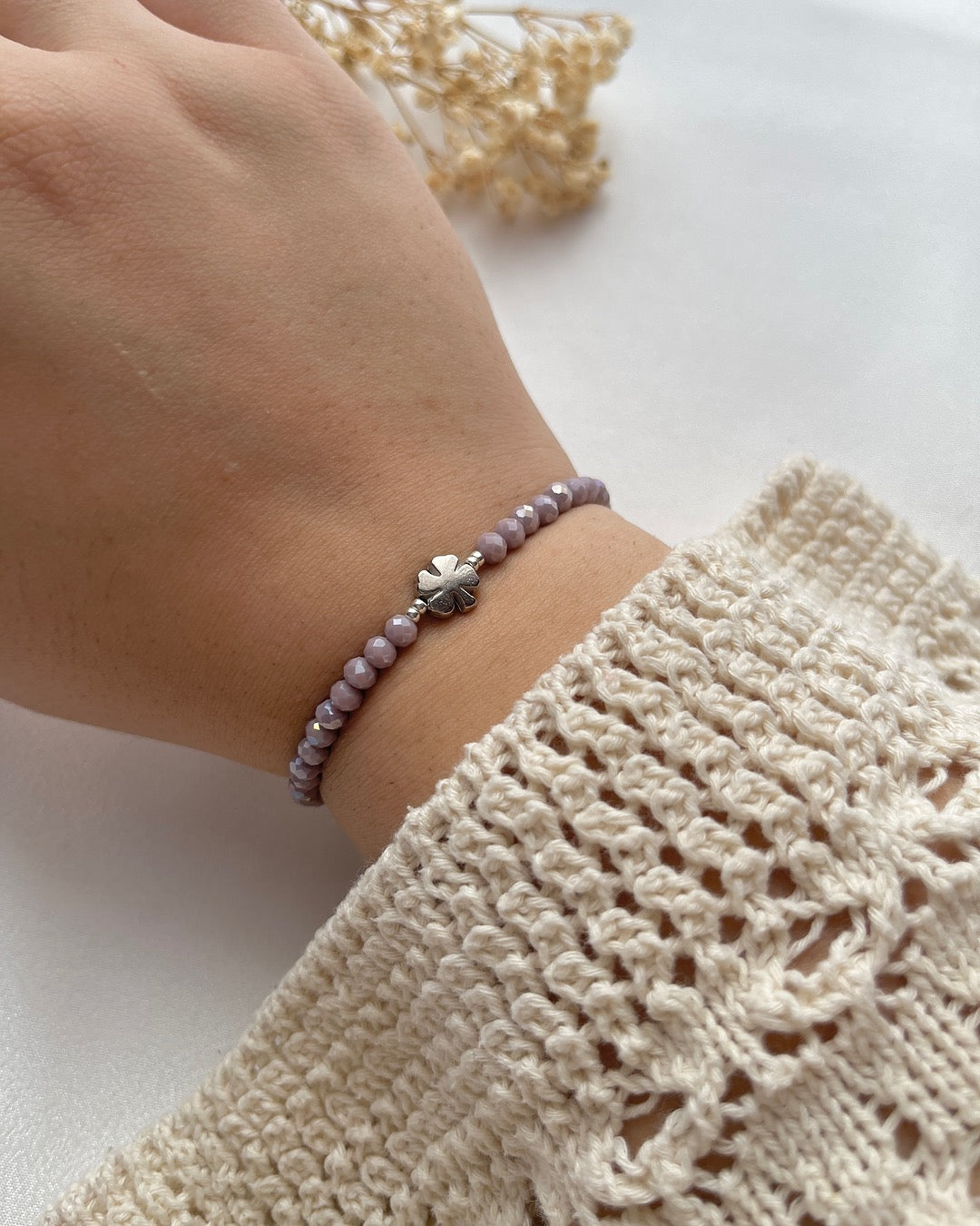 Perlenarmband in Lila & silbernem Kleeblatt