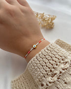 Perlenarmband in Koralle & Weiß mit einem Nazar