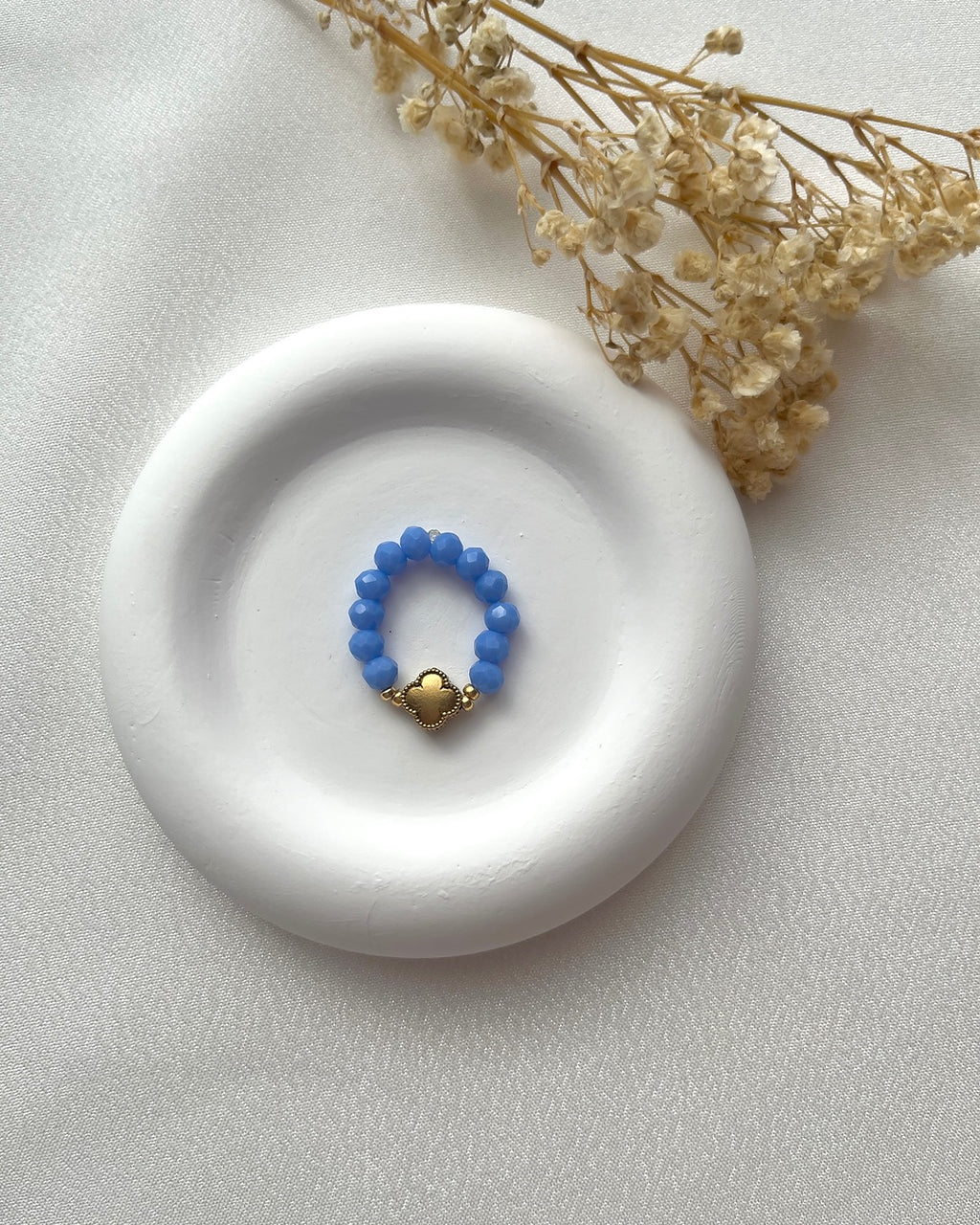 Perlenring aus blauen Perlen & Clover