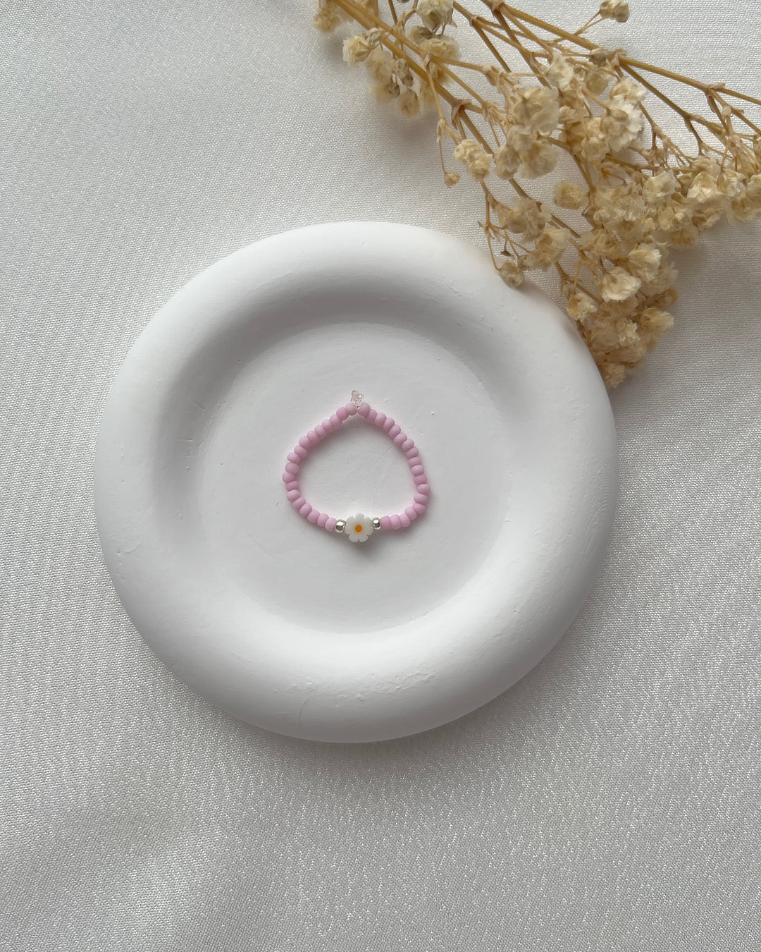 Perlenring in Rosa & einer Gänseblume mit Silberdetails