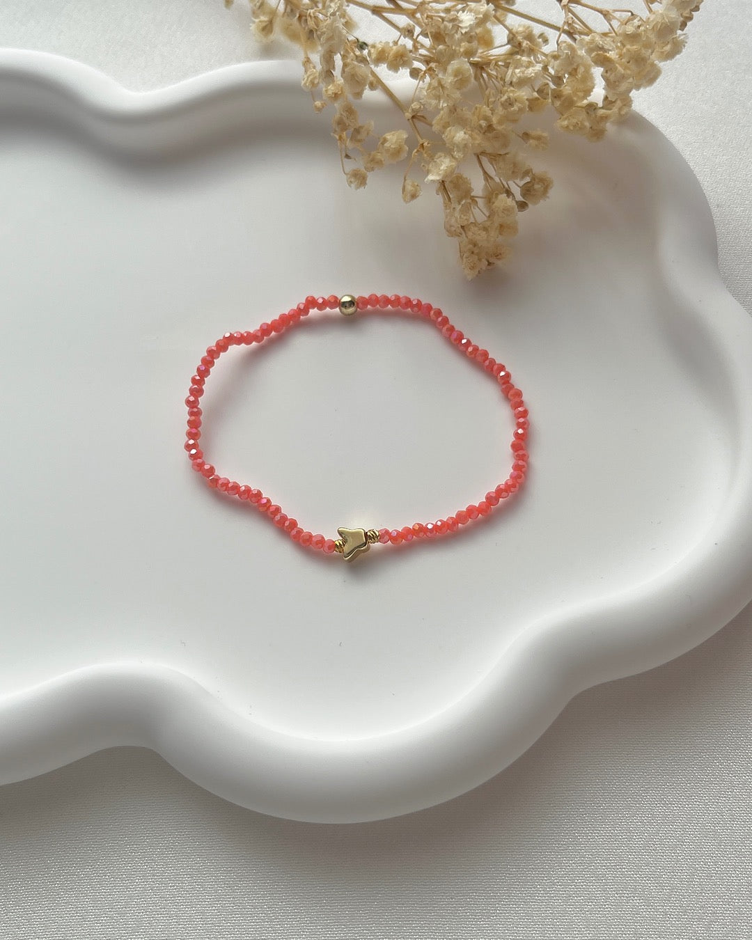 Perlenarmband in Koralle & einem Schmetterling