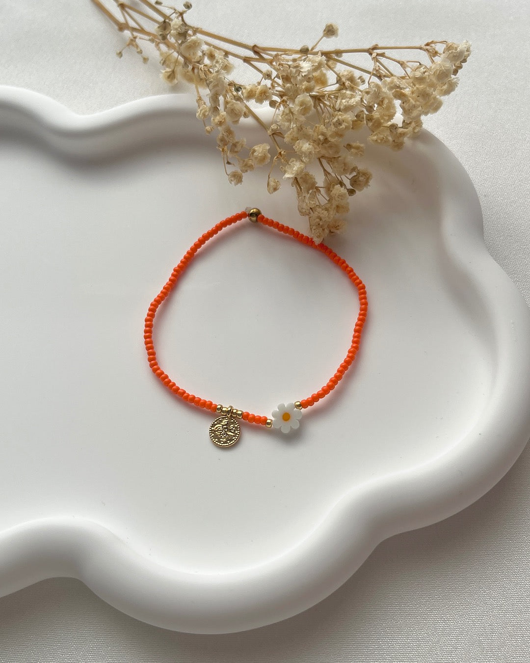Perlenarmband in Orange mit einer Gänseblume & Tugra-Charm